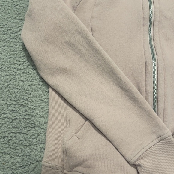 Lululemon Scuba Hoodie *Light Cotton Fleece
Purple ash size4 - Picture 3 of 8